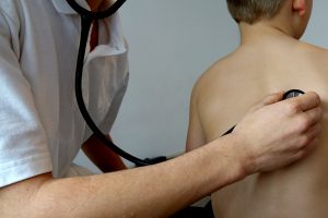 Arzt untersucht zum Vorbeugen von Kinderkrankheiten